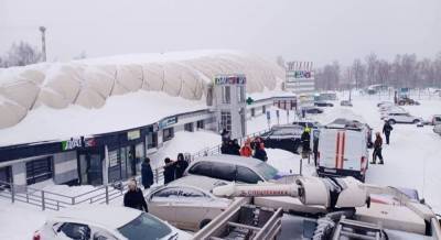 В Щёлкове под тяжестью снега сдулась крыша теннисного корта