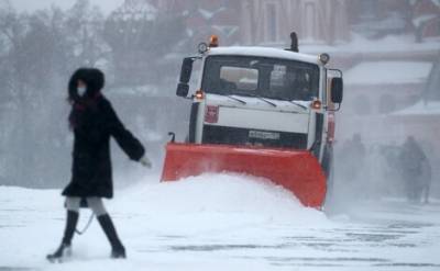 Мощный снегопад в Москве сильно затруднил движение машин