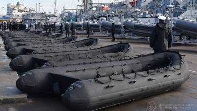 США торжественно вручили ВМС Украины 84 надувных лодки