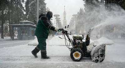 Дорожные и коммунальные службы Подмосковья устраняют последствия снегопада