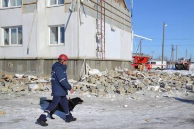 Из завалов обрушившегося ангара в Калужской области извлекли тело мужчины