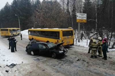 В Ижевске столкнулись легковушка и автобус, один из водителей погиб