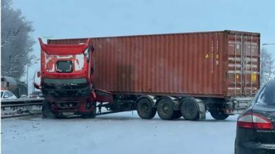 На Пулковском шоссе в ДПТ попал контейнеровоз
