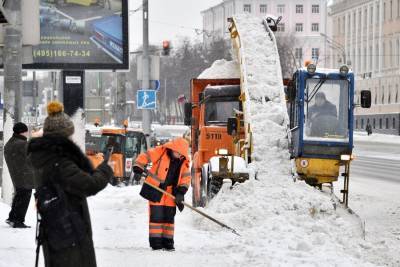 Более 1 тыс единиц техники и свыше 5 тыс человек убирают снег в ЮВАО