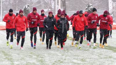 Футболисты "Спартака" провели тренировку, несмотря на сильный снегопад