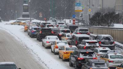 Ликвидировать последствия снегопада в Москве вышли еще 12 тысяч человек