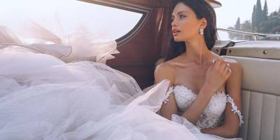 Невеста в платье с самым длинным в мире шлейфом приехала на свадьбу на грузовике