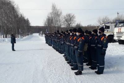 Тульские спасатели работают на месте обрушения кровли автокомбината в Калужской области