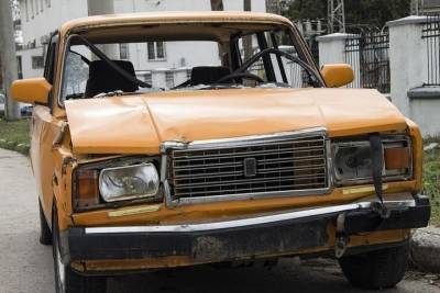 Житель Смоленской области разбил таксисту автомобиль