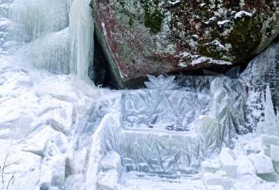 Лесничий создал ледяную лестницу для Снежной королевы в парке «Монрепо»