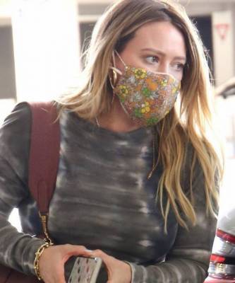 Серое плате тай-дай и кеды: беременная Хилари Дафф в аэропорту Лос-Анджелеса