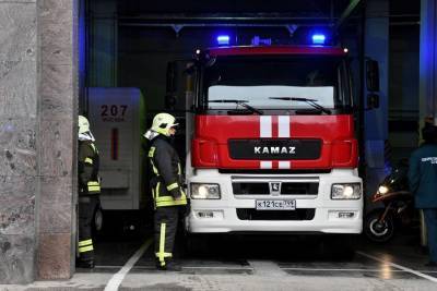 Сотрудники МЧС спасли 15 человек при пожаре в доме в центре столицы