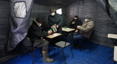 Спасатели продолжают борьбу со стихией: в Ярославской области один за другим возводятся пункты обогрева