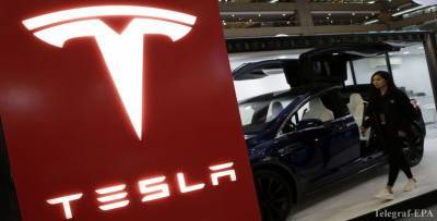 В Украине заметили водителя Tesla Model 3, заправлявшего газовый баллон - фото - ТЕЛЕГРАФ