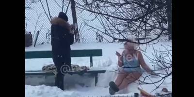 В Киеве женщина в сильные морозы вышла на улицу в купальнике ради ролика, видео - ТЕЛЕГРАФ