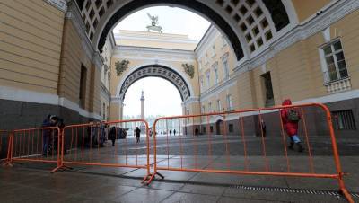 Петербуржцы пожаловались на металлические ограждения в центре города