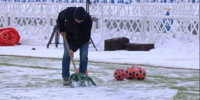 Мирча Луческу - главный тренер Динамо лично поучаствовал в уборке снега перед игрой с Колосом - ТЕЛЕГРАФ