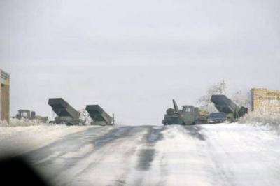 На Донбассе российские оккупанты вывели из укрытий танки и «Грады»