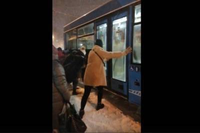 Жители Твери помогают вытаскивать автобусы из снега