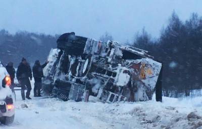 На трассе в Тверской области опрокинулась снегоуборочная машина
