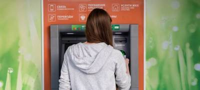 Какие ситуации у банкомата могут плохо кончиться: эксперты дали советы, чего нельзя делать