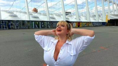 Украинка с 15-м размером обтянула тоненькими полосочками огромный бюст: "Развлекаюсь как могу"