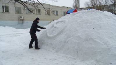 В Пензе активисты сооружают снежные горки с эмблемой города