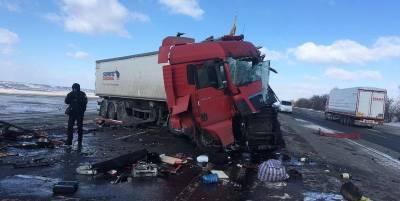 ДТП возле Дачного в Одесской области 13 февраля - на трассе Киев-Одесса столкнулись два грузовика - фото и видео - ТЕЛЕГРАФ