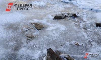 Сильная волна на Сахалине сломала лед и грозит рыбакам гибелью
