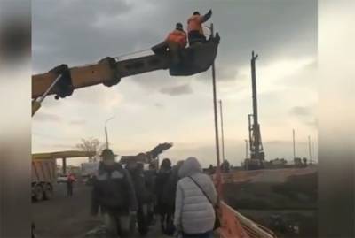 Нарушение техники безопасности зафиксировали наблюдательные ростовчане при строительстве моста на Малиновского