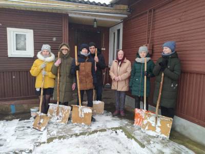 Расчистили сугробы. Как волонтеры Волковысского района помогают пожилым людям зимой