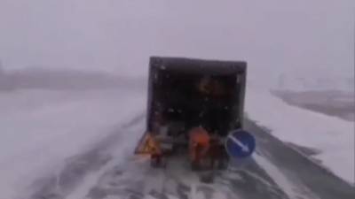 Водителя, снявшего видео про нанесение краски на снег, оштрафовали вместе с рабочими
