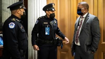 В Сенате наградили полицейского, защищавшего законодателей