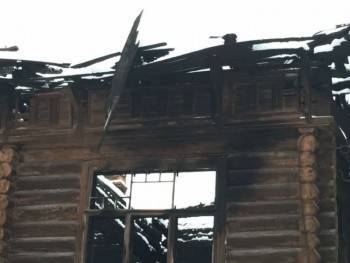 Серьезный пожар в самом центре Вологды: горит дом на ул. Зосимовской (ВИДЕО)
