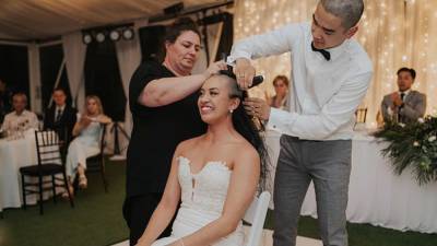 На свадьбе жених перед гостями побрил голову невесте: какая неожиданная причина