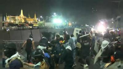 Манифестации и потасовки в Бангкоке