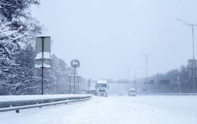 Негода в Україні: де обмежили рух на дорогах