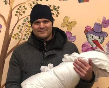 Отец-молодец Сергей Воропанов принимает поздравления с рождением дочки