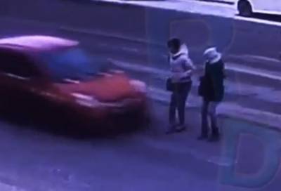 Видео: водитель сшиб двух девушек на переходе в Петербурге