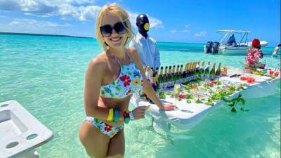 Ирина Федишин позировала в Доминикане в купальнике с цветочным принтом: жаркие фото
