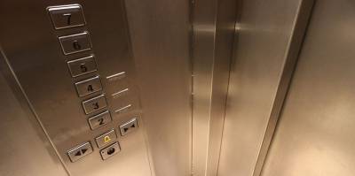 В Одессе на массиве Радужный, 6 рухнул лифт - внутри были мужчина и женщина - ТЕЛЕГРАФ