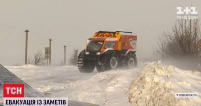 На Прикарпатье заблокированных в переметах водителей освобождают на снегоболотоходах