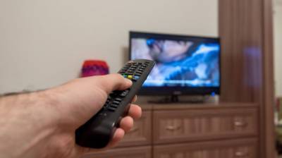 Врач-невролог Орлов посоветовал безопасную позу для просмотра телевизора