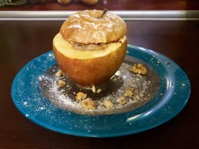 «Сделай это вкусно»: запеченные яблоки с медом и орехами