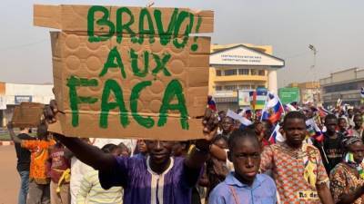 Население Банги празднует освобождение трассы на Камерун
