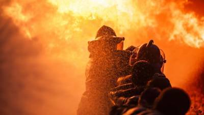 Сильный пожар охватил рынок в Адлере — видео