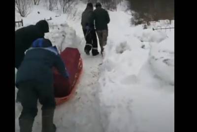 На Сахалине из-за снегопада гробы по кладбищу возят на санках