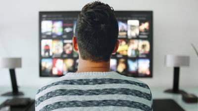 Невролог назвал самую правильную позу для просмотра телевизора