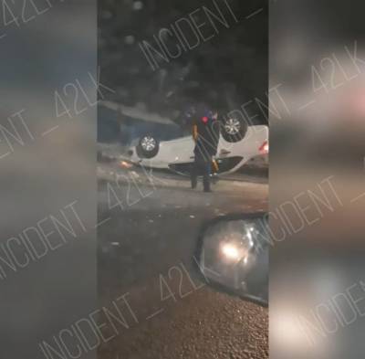 В кузбасском городе автомобиль врезался в сугроб и перевернулся