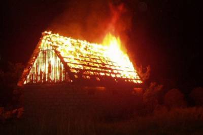 Ночью в Ивановской области сгорели садовый домик и баня